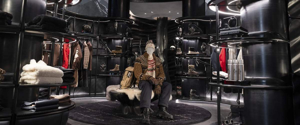 传承新章MONCLER GRENOBLE 于阿斯彭致献未来传承2026年2月1日，阿斯彭落基山脉月色浸润的群峰之下，性能与优雅交织，天然雪丘..